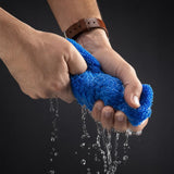 MicroShine Pro absorbiendo agua al escurrirla